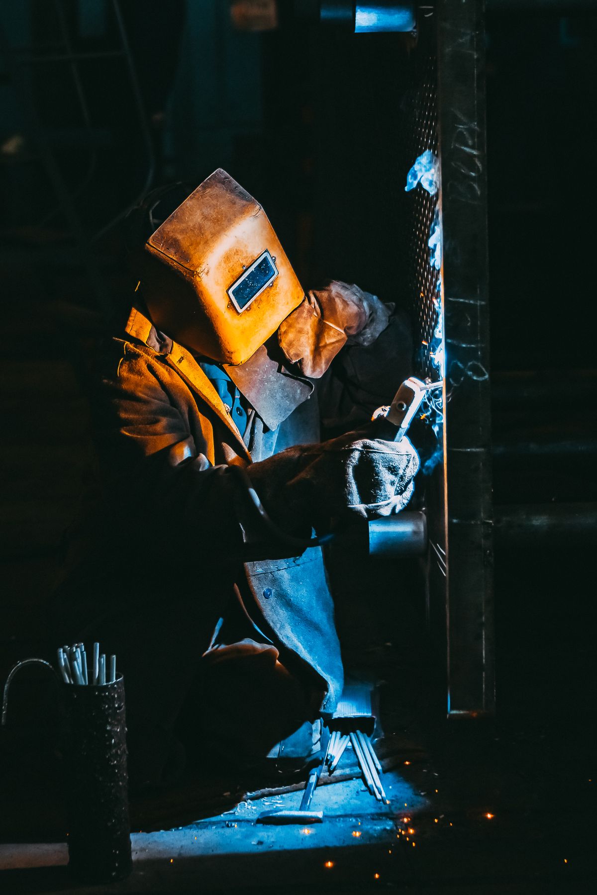 Soldador con careta trabajando una estructura de acero