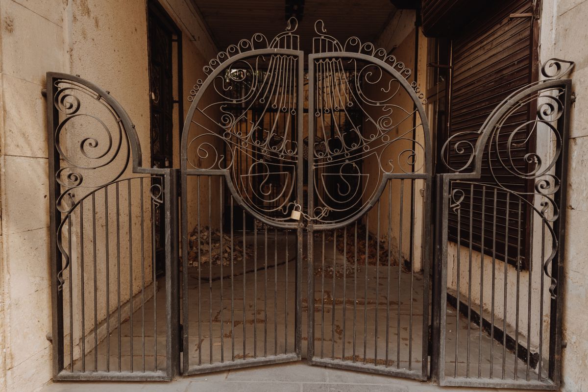 Portón de hierro de dos hojas con trabajo ornamental