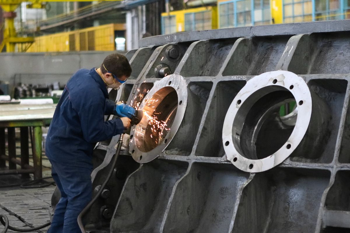 Trabajo de metalmecánica sobre pieza de acero